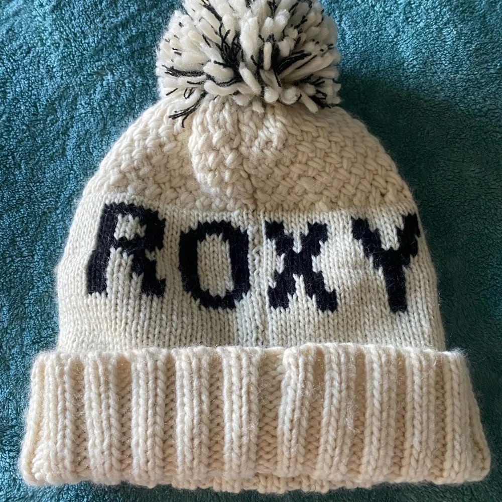 ✨ Roxy Cream and Black Knit Beanie with Pom ❄️ - Picture 2 of 2